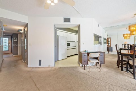 Condo in Pembroke Pines, Florida, 1 bedroom  № 2004505 - photo 11
