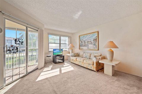 Condo in Pembroke Pines, Florida, 1 bedroom  № 2004505 - photo 5