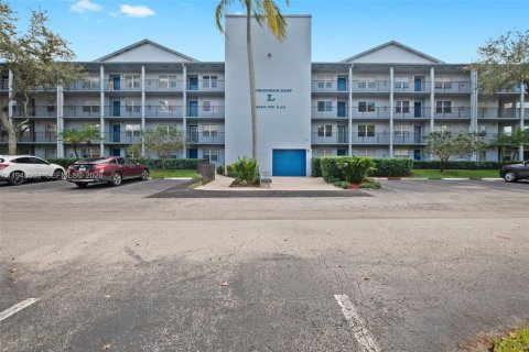 Condo in Pembroke Pines, Florida, 1 bedroom  № 2004505 - photo 3