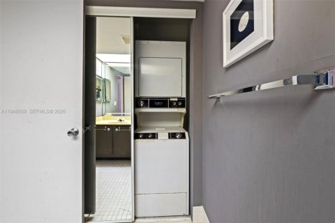 Condo in Pembroke Pines, Florida, 1 bedroom  № 2004505 - photo 23