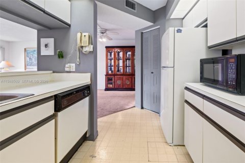Condo in Pembroke Pines, Florida, 1 bedroom  № 2004505 - photo 13