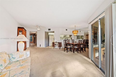 Condo in Pembroke Pines, Florida, 1 bedroom  № 2004505 - photo 6