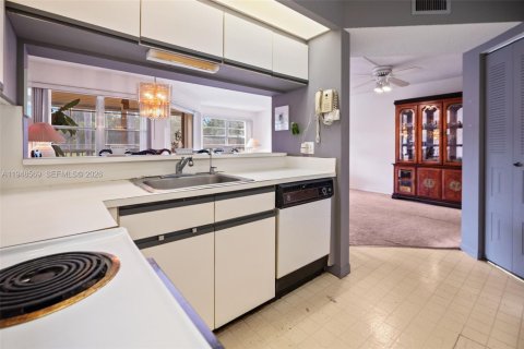 Condo in Pembroke Pines, Florida, 1 bedroom  № 2004505 - photo 12