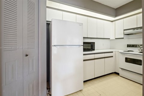 Condo in Pembroke Pines, Florida, 1 bedroom  № 2004505 - photo 15