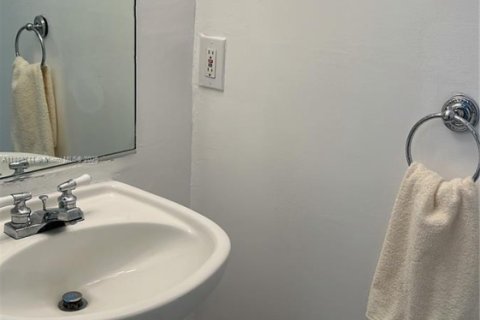 Townhouse in Doral, Florida 3 bedrooms, 112.41 sq.m. № 1938590 - photo 10