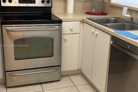 Townhouse in Doral, Florida 3 bedrooms, 112.41 sq.m. № 1938590 - photo 7