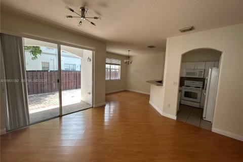Touwnhouse à louer à Doral, Floride: 3 chambres, 140.38 m2 № 2007227 - photo 3