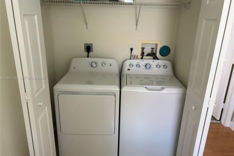 Touwnhouse à louer à Doral, Floride: 3 chambres, 140.38 m2 № 2007227 - photo 9