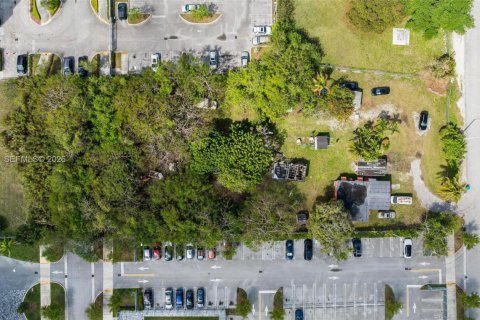 Commercial property in Miami, Florida № 2172328 - photo 9