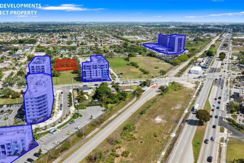 Commercial property in Miami, Florida № 2172328