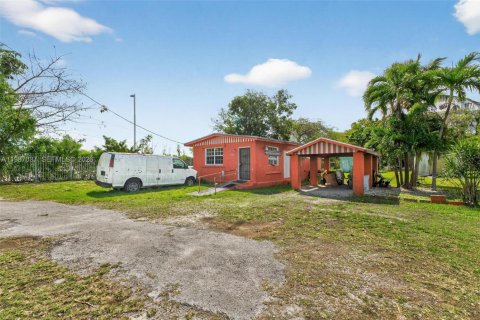Commercial property in Miami, Florida № 2172328 - photo 14