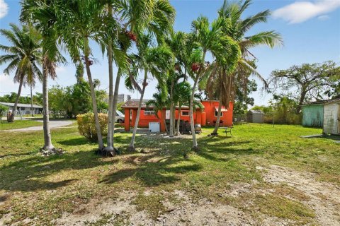 Commercial property in Miami, Florida № 2172328 - photo 13