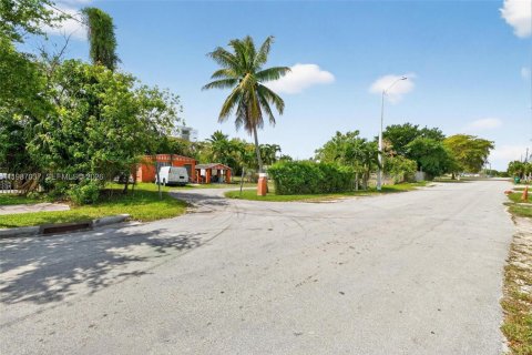 Commercial property in Miami, Florida № 2172328 - photo 11