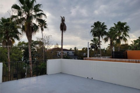 Снять в аренду таунхаус в Форт-Лодердейл, Флорида 3 спальни, 257.8м2, № 2049949 - фото 30