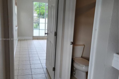 Снять в аренду таунхаус в Форт-Лодердейл, Флорида 3 спальни, 257.8м2, № 2049949 - фото 24