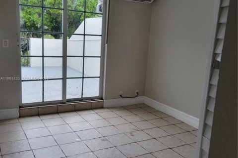 Снять в аренду таунхаус в Форт-Лодердейл, Флорида 3 спальни, 257.8м2, № 2049949 - фото 25