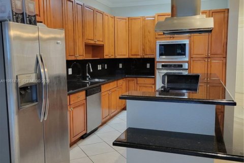 Снять в аренду таунхаус в Форт-Лодердейл, Флорида 3 спальни, 257.8м2, № 2049949 - фото 5