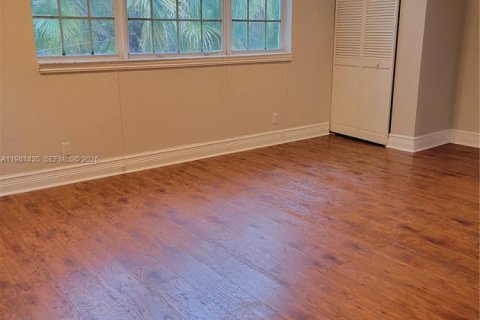 Снять в аренду таунхаус в Форт-Лодердейл, Флорида 3 спальни, 257.8м2, № 2049949 - фото 22