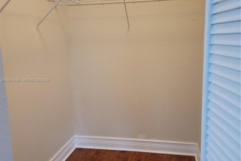 Снять в аренду таунхаус в Форт-Лодердейл, Флорида 3 спальни, 257.8м2, № 2049949 - фото 9