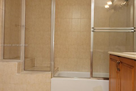 Снять в аренду таунхаус в Форт-Лодердейл, Флорида 3 спальни, 257.8м2, № 2049949 - фото 12