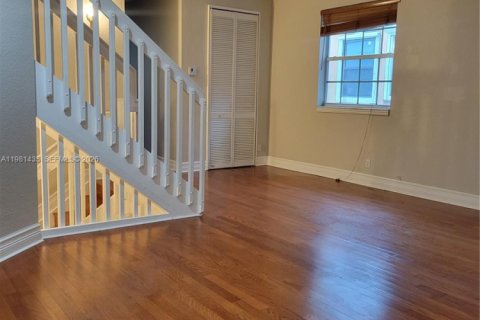 Снять в аренду таунхаус в Форт-Лодердейл, Флорида 3 спальни, 257.8м2, № 2049949 - фото 14