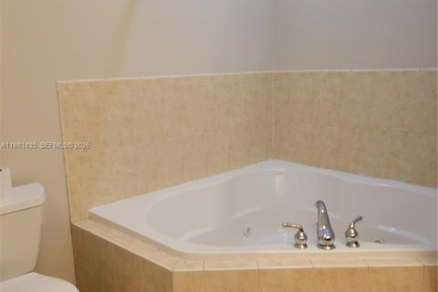 Снять в аренду таунхаус в Форт-Лодердейл, Флорида 3 спальни, 257.8м2, № 2049949 - фото 17