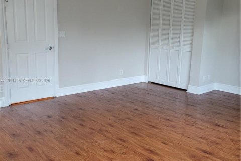 Снять в аренду таунхаус в Форт-Лодердейл, Флорида 3 спальни, 257.8м2, № 2049949 - фото 8