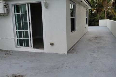 Снять в аренду таунхаус в Форт-Лодердейл, Флорида 3 спальни, 257.8м2, № 2049949 - фото 27