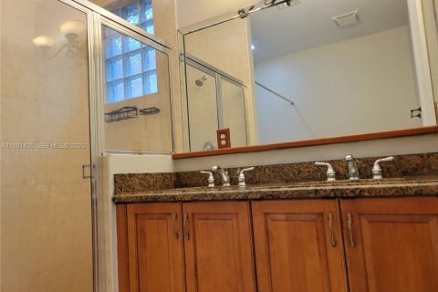 Снять в аренду таунхаус в Форт-Лодердейл, Флорида 3 спальни, 257.8м2, № 2049949 - фото 18