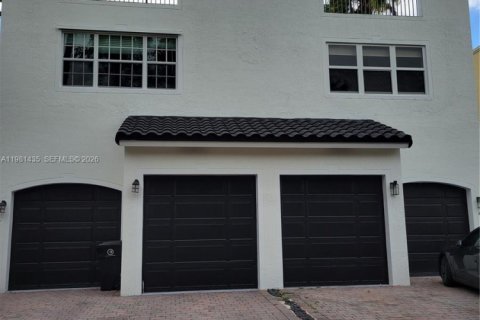 Таунхаус в Форт-Лодердейл, Флорида 3 спальни, 257.8м2 № 2049949