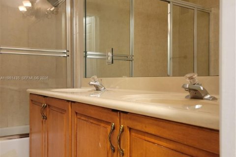 Снять в аренду таунхаус в Форт-Лодердейл, Флорида 3 спальни, 257.8м2, № 2049949 - фото 11