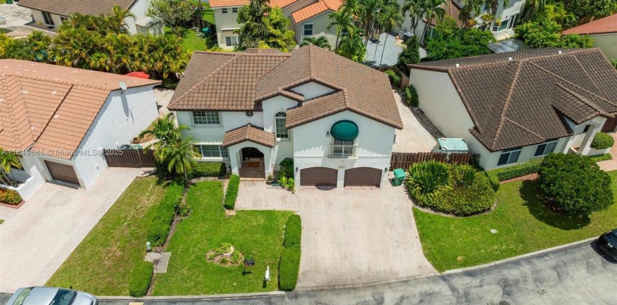 House in Miami, Florida 4 bedrooms, 193.79 sq.m. № 1857087