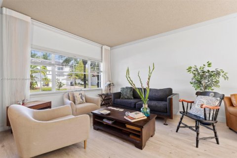 House in Miami, Florida 4 bedrooms, 193.79 sq.m. № 1857087 - photo 6