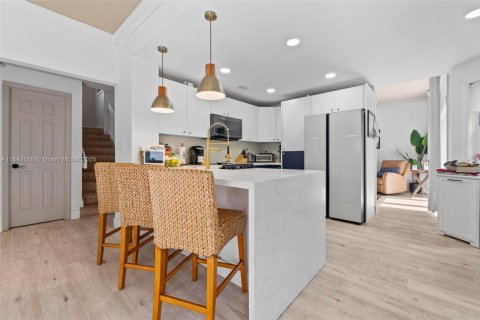 House in Miami, Florida 4 bedrooms, 193.79 sq.m. № 1857087 - photo 9