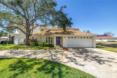 House in Redington Shores, Florida 4 bedrooms, 210.89 sq.m. № 1826463 - photo 1