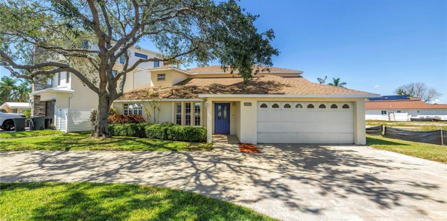 House in Redington Shores, Florida 4 bedrooms, 210.89 sq.m. № 1826463