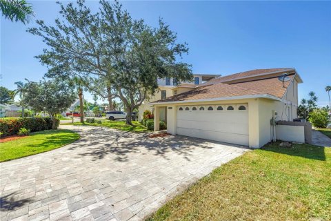 House in Redington Shores, Florida 4 bedrooms, 210.89 sq.m. № 1826463 - photo 3