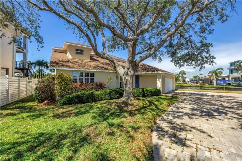 House in Redington Shores, Florida 4 bedrooms, 210.89 sq.m. № 1826463 - photo 2