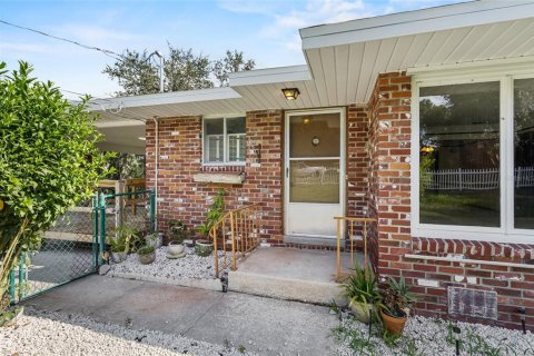 House in Mount Dora, Florida 3 bedrooms, 169.27 sq.m. № 1898938 - photo 2