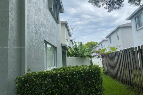 Touwnhouse à vendre à Tamarac, Floride: 3 chambres, 138.98 m2 № 1856958 - photo 4