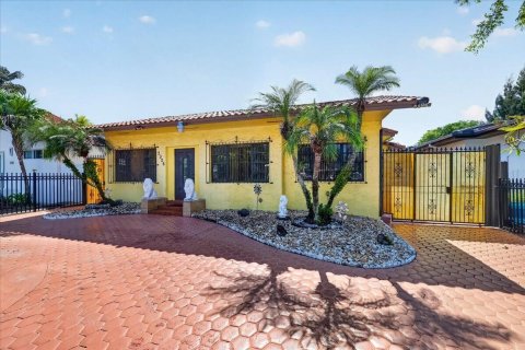 Villa ou maison à vendre à Miami, Floride: 3 chambres, 166.3 m2 № 2431302 - photo 2