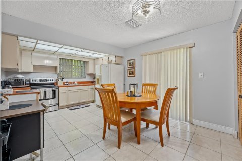 House in Miami, Florida 5 bedrooms, 233.56 sq.m. № 1929998 - photo 27