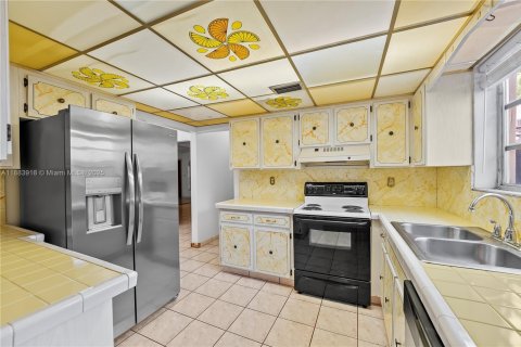 House in Miami, Florida 5 bedrooms, 233.56 sq.m. № 1929998 - photo 11