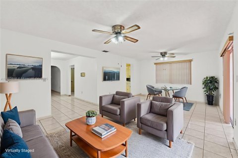 House in Miami, Florida 5 bedrooms, 233.56 sq.m. № 1929998 - photo 6