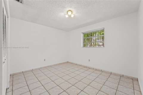 House in Miami, Florida 5 bedrooms, 233.56 sq.m. № 1929998 - photo 21