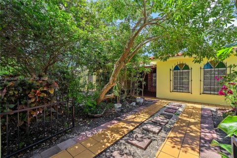 House in Miami, Florida 5 bedrooms, 233.56 sq.m. № 1929998 - photo 1