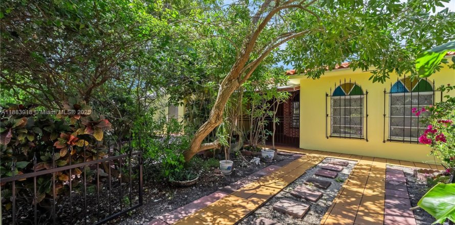 House in Miami, Florida 5 bedrooms, 233.56 sq.m. № 1929998