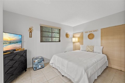 House in Miami, Florida 5 bedrooms, 233.56 sq.m. № 1929998 - photo 28