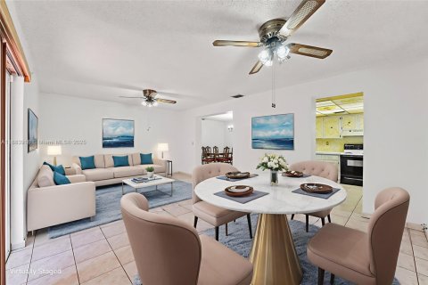 House in Miami, Florida 5 bedrooms, 233.56 sq.m. № 1929998 - photo 9