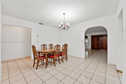 House in Miami, Florida 5 bedrooms, 233.56 sq.m. № 1929998 - photo 4